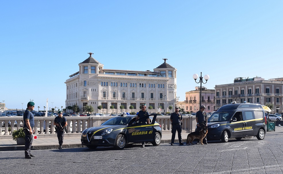 Controlli antidroga delle Fiamme Gialle, arresti e denunce. Sequestrato un  chilo di marijuana – siracusa2000.com