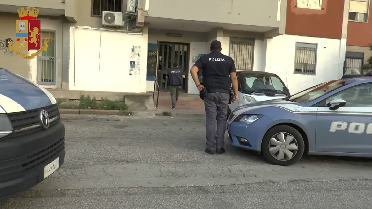 Nuovo blitz della Polizia nella “piazza dello spaccio”, 3 arresti e  sequestro di armi e droga – siracusa2000.com